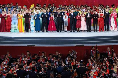 El presidente chino, Xi Jinping (centro) asiste a la celebración del 20º aniversario del regreso de Macao bajo la soberanía de China, el 19 de diciembre. Macao es una región administrativa especial que fue administrada por el imperio portugués desde mediados del siglo XVI hasta finales de 1999.