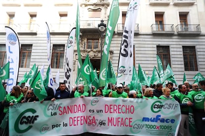 Protesta de Muface frente al ministerio de Hacienda. 