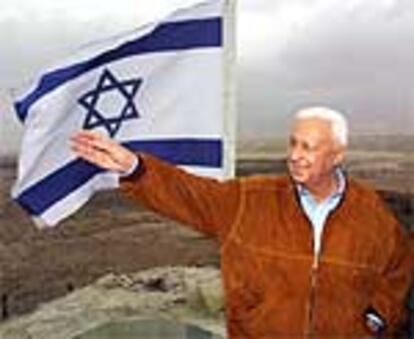 Ariel Sharon, durante una visita a un puesto de observación del ejército israelí situado en Tavlan, en el valle del Jordán.