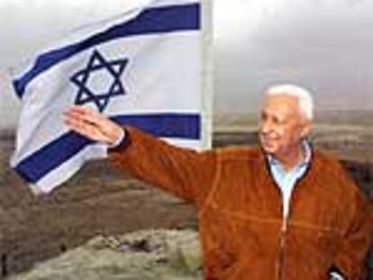 Ariel Sharon, durante una visita a un puesto de observación del ejército israelí situado en Tavlan, en el valle del Jordán.