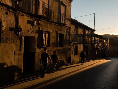 Atardecer en una calle del casco histórico de Toledo.