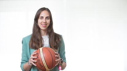 Lara Jiménez, psicóloga deportiva y árbitra de baloncesto, fotografiada en su consulta en Ávila.

 foto: Santi Burgos