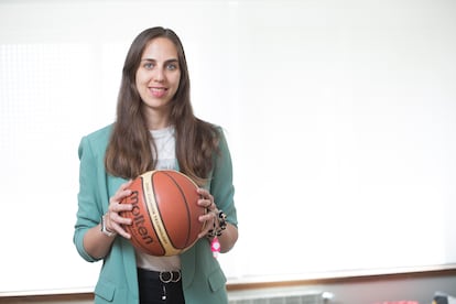 Lara Jiménez, psicóloga deportiva y árbitra de baloncesto, fotografiada en su consulta en Ávila.

 foto: Santi Burgos