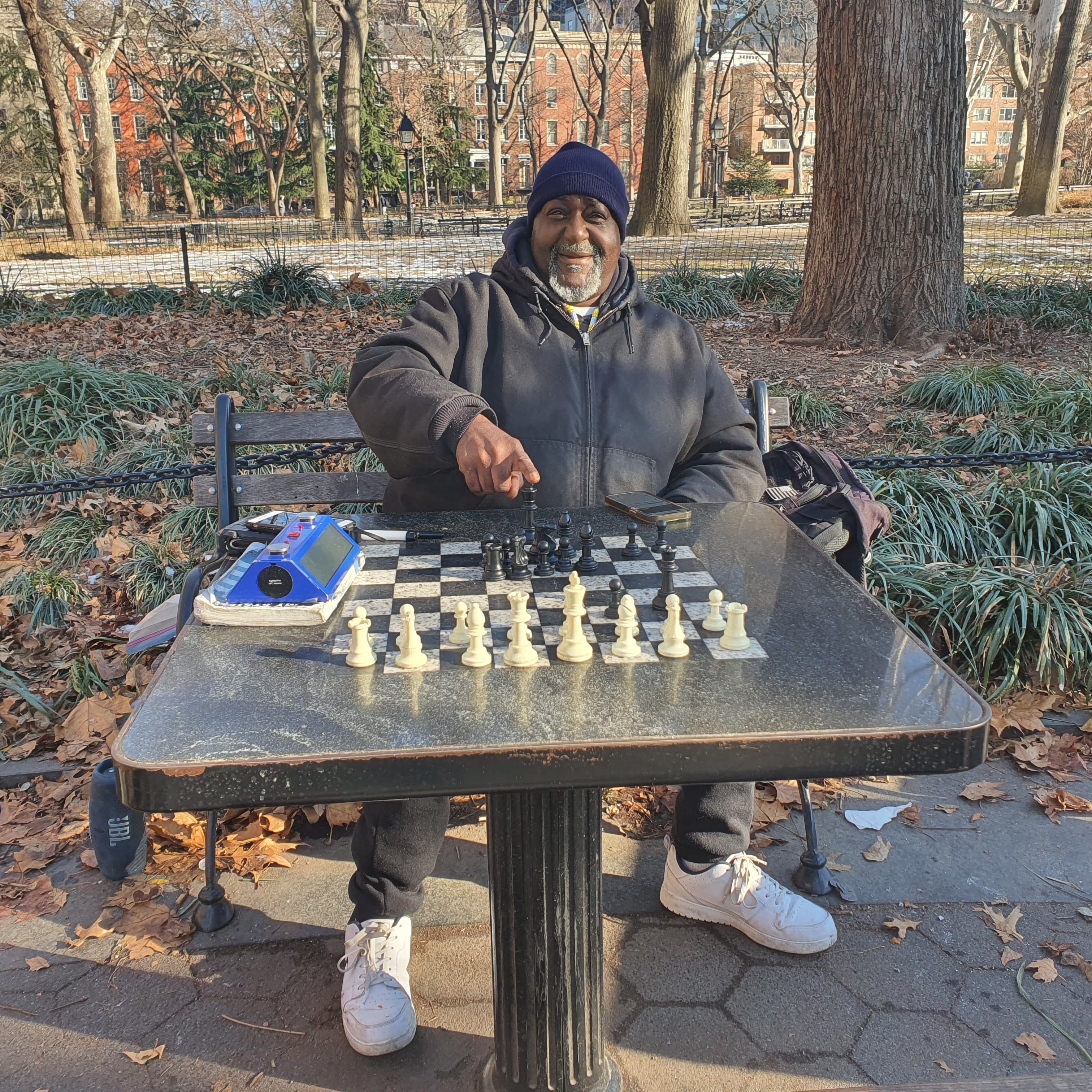 Marcel Anderson, entrenador profesional de ajedrez, en el parque Washington Square de Nueva York, este jueves