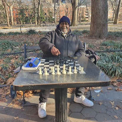 Marcel Anderson, entrenador profesional de ajedrez, en el parque Washington Square de Nueva York, este jueves