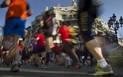 Corredores de la Zurich Maratón Barcelona frente al emblemático edificio de la Pedrera, en el paseo de Gràcia.