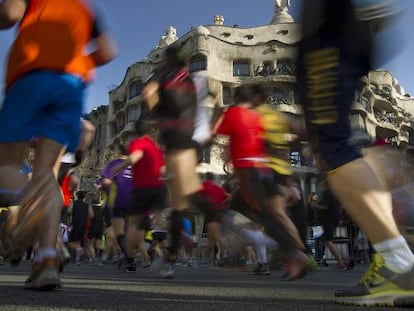 Corredores de la Zurich Maratón Barcelona,  frente al emblemático edificio de la Pedrera, en el paseo de Gràcia, en la edición de 2019.