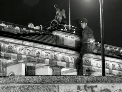 Un soldado vigila el muro en la puerta de Brandeburgo, en Berlín, el 30 de noviembre de 1989.