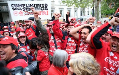 Treballadors de Coca-Cola a les portes del Suprem.