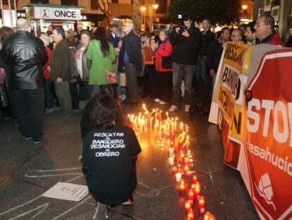 Concentraci&oacute;n en C&oacute;rdoba de la plataforma Stop Desahucios tras el suicidio de Francisco Jos&eacute; Lema.