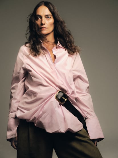 La modelo Laura Ponte lleva camisa con cinturn en algodn y pantaln plisado en ante, todo de Loewe.