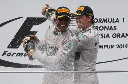 Hamilton y Rosberg celebran el doblete en Malasia