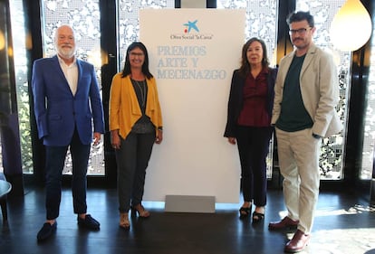 Asier Mendizabal y Elba Benítez, a la derecha, y Han Nefkens, a la izquierda, este jueves en el anuncio de los Premios Arte y Mecenazgo 2017.