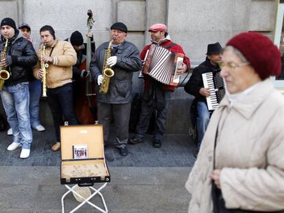 M&uacute;sicos callejeros tocan en una calle de Madrid.