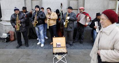 M&uacute;sicos callejeros tocan en una calle de Madrid.