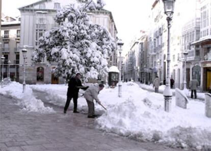 Por segundo día consecutivo, la ciudad ha amanecido cubierta de nieve. La provincia ha sido muy castigada por el temporal: hay 23 poblaciones aisladas, se ha prohibido el tráfico pesado y en la capital es necesario el uso de cadenas. En total en Castilla y León hay 180 pueblos aislados.