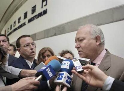 El ministro de Exteriores, Miguel Ángel Moratinos, con los periodistas que cubren la visita de los Reyes a China.