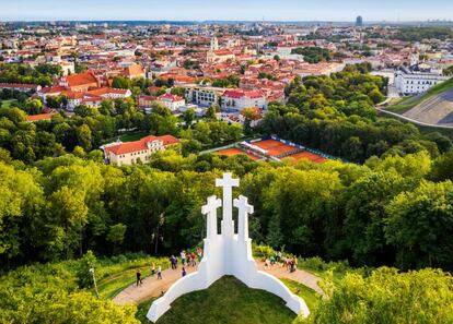 Vista del monumento las Tres Cruces y de la ciudad de Vilnius.