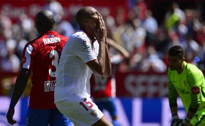 N&#039;Zonzi se lamenta despu&eacute;s de una jugada ante el Sporting. 