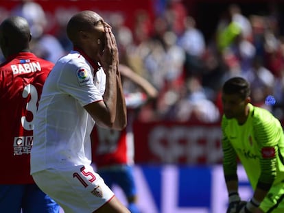 N&#039;Zonzi se lamenta despu&eacute;s de una jugada ante el Sporting. 