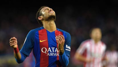 Neymar se lamenta en el duelo ante el Athletic. 