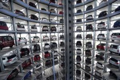 Imagen de archivo de varios vehículos de la marca alemana Volkswagen aparcados en una torres VW Autostadt en Wolfsburgo, Alemania. EFE/Archivo