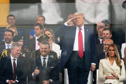 El presidente Donald Trump saluda durante un desfile militar en conmemoración del 250º aniversario del Ejército de Estados Unidos, coincidiendo con su 79º cumpleaños, el 14 de junio de 2025, en Washington.