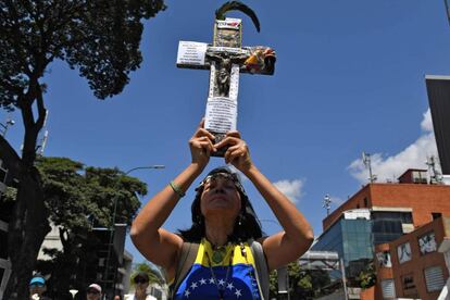 Una mujer, simpatizante de Guaidó, durante la concentración de esta mañana en Caracas.