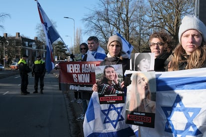 Activistas proisraelíes se reúnen frente al Tribunal Internacional de Justicia de Naciones Unidas en La Haya, este viernes.