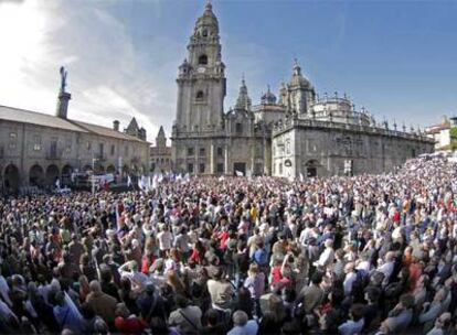 Miles de personas abarrotan la Praza da Quintana, durante la manifestación convocada por el colectivo Queremos Galego en defensa del idioma.