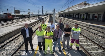 Un grupo de trabajadores de la estación Linares-Baeza posa junto a las vías del ferrocarril.