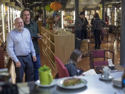 Pep Bernades y Pere Ortin, retratados en el Café d'Altaïr en la planta sótano de la librería barcelonesa.