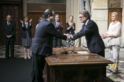 Jordi Jané dóna la mà a Artur Mas, després de jurar el càrrec de conseller d'Interior.