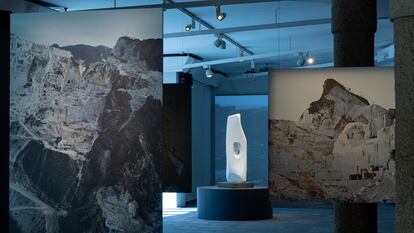 En primer plano, las fotografías de Aglaia Konrad y al fondo 'Totem' (1960-1962), de Barbara Hepworth.