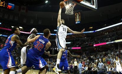Marc Gasol encesta ante la mirada de Griffin
