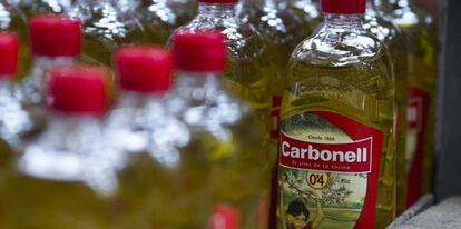 Botellas de aceite Carbonell, marca que pertenece a Deoleo. 