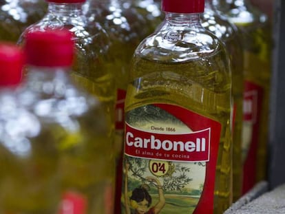Botellas de aceite Carbonell, marca que pertenece a Deoleo. 