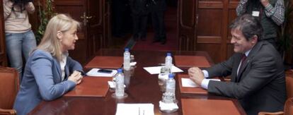 El candidato socialista a la Presidencia del Principado, Javier Fernández, y la presidenta de Foro, Cristina Coto, en una reunión.