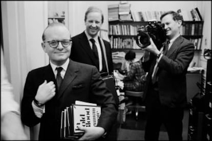 Truman Capote con los cineastas David (atrás, a la izquierda) y Albert Maysles en Nueva York en 1965.