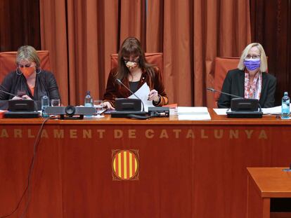 Laura Borràs, presidenta del Parlament, en el centro de la imagen. A lz izquieda, la vicepresidenta Alba Vergés (ERC) y a la derecha Assumpta Escarp (PSC).