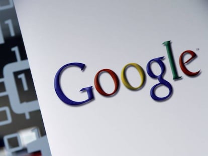 El logo de Google a la seu de l'empresa a Brussel·les.