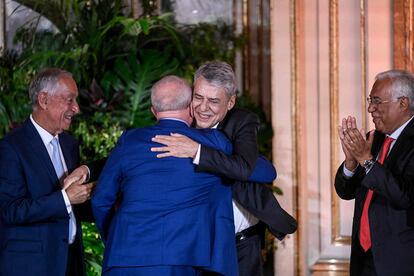 El presidente de Brasil, Luiz Inácio Lula da Silva (de espaldas), se abrazaba con el cantante Chico Buarque ante la mirada de Marcelo Rebelo de Sousa (izquierda) y António Costa, el 24 de abril en Lisboa.