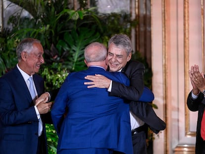 El presidente de Brasil, Luiz Inácio Lula da Silva (de espaldas), se abrazaba con el cantante Chico Buarque ante la mirada de Marcelo Rebelo de Sousa (izquierda) y António Costa, el 24 de abril en Lisboa.
