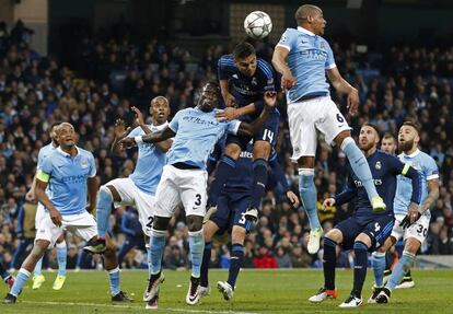 Casemiro del Real Madrid golepa de cabeza el balón, salvado por el Manchester City.