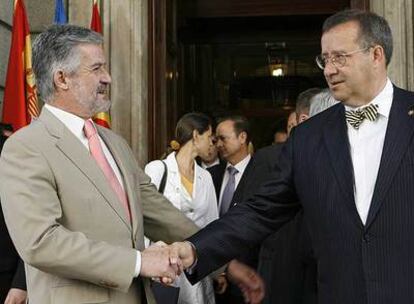 Manuel Marín (izquierda) saluda al presidente de Estonia, Toomas Hendrik Ilves, ayer en el Congreso.