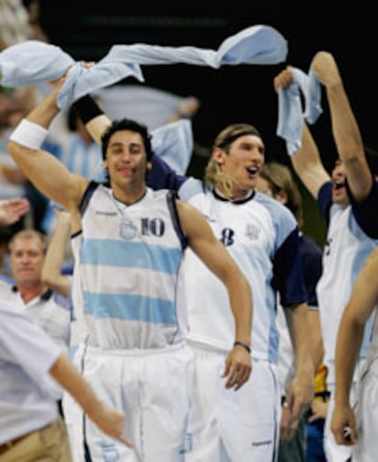 Los jugadores de baloncesto argentinos celebran el título olímpico.