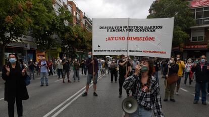 Protesta este mediodía en Carabanchel contra las medidas de confinamiento selectivo ordenadas por la Comunidad de Madrid.