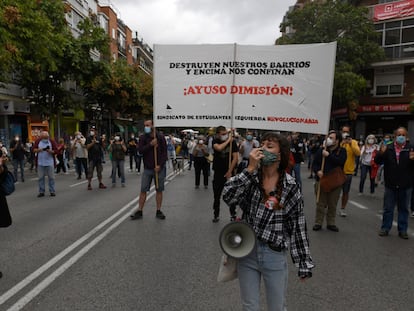 Protesta este mediodía en Carabanchel contra las medidas de confinamiento selectivo ordenadas por la Comunidad de Madrid.
