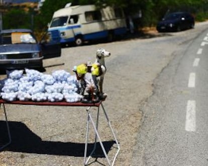 Puesto en el arcén de la carretera donde Antonio, de 56 años, vende bolas de golf usadas que recoge en los campos aledaños.