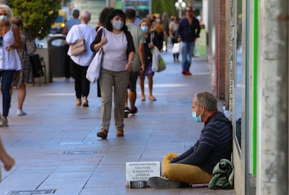 Una persona pide limosna en una calle de Alicante.
